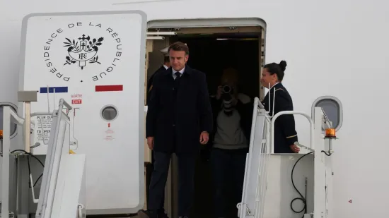 Macron naučio lekciju? Pogledajte kako je sada izašao iz aviona i tko ga je dočekao