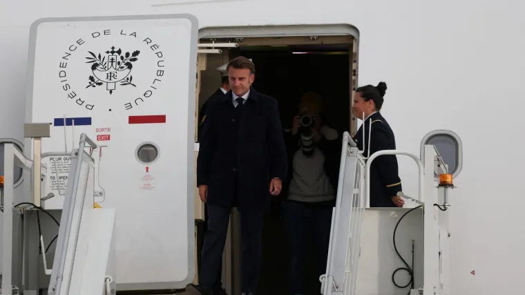 Macron naučio lekciju? Pogledajte kako je sada izašao iz aviona i tko ga je dočekao