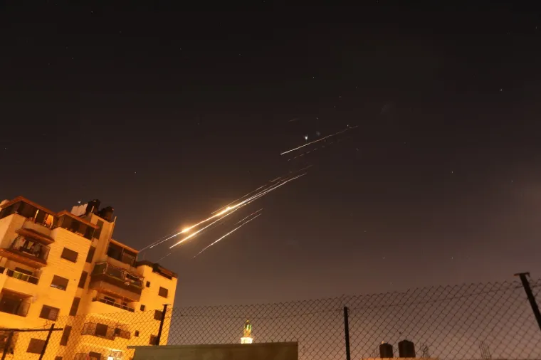 Brutalne snimke! Iran lansirao balističke rakete, snimili ih iz putničkog aviona: 'Vuuu-haaa'