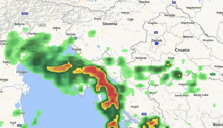 Prijeti potonuće katamarana kod Zadra: Svi putnici prekrcani sa splavi na trajekt