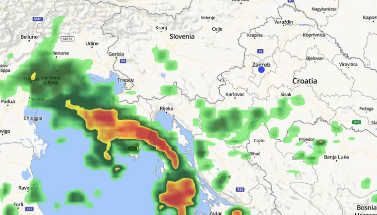 Prijeti potonuće katamarana kod Zadra: Svi putnici prekrcani sa splavi na trajekt