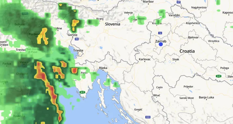 Prijeti potonuće katamarana kod Zadra: Svi putnici prekrcani sa splavi na trajekt