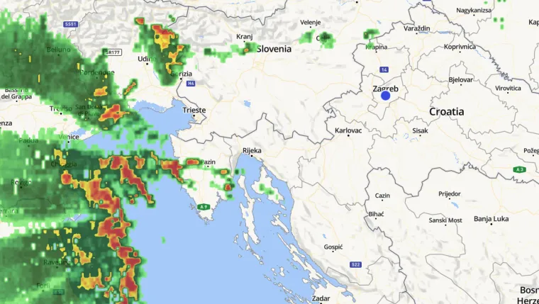 Prijeti potonuće katamarana kod Zadra: Svi putnici prekrcani sa splavi na trajekt