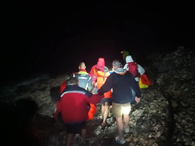 Nevrijeme nasukalo brodicu na Lošinju: HGSS-ovci spasili pet stranih državljana