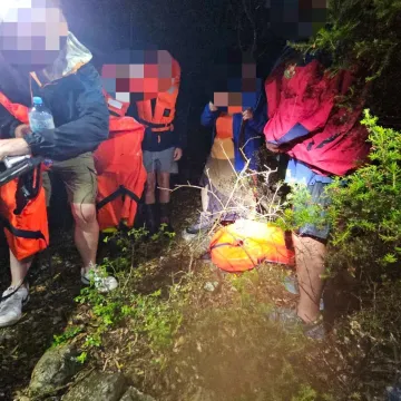 Nevrijeme nasukalo brodicu na Lošinju: HGSS-ovci spasili pet stranih državljana
