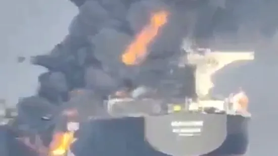 Tanker 'tamne flote' završio u plamenu: Sukljali stupovi dima, pogledajte jezivu snimku