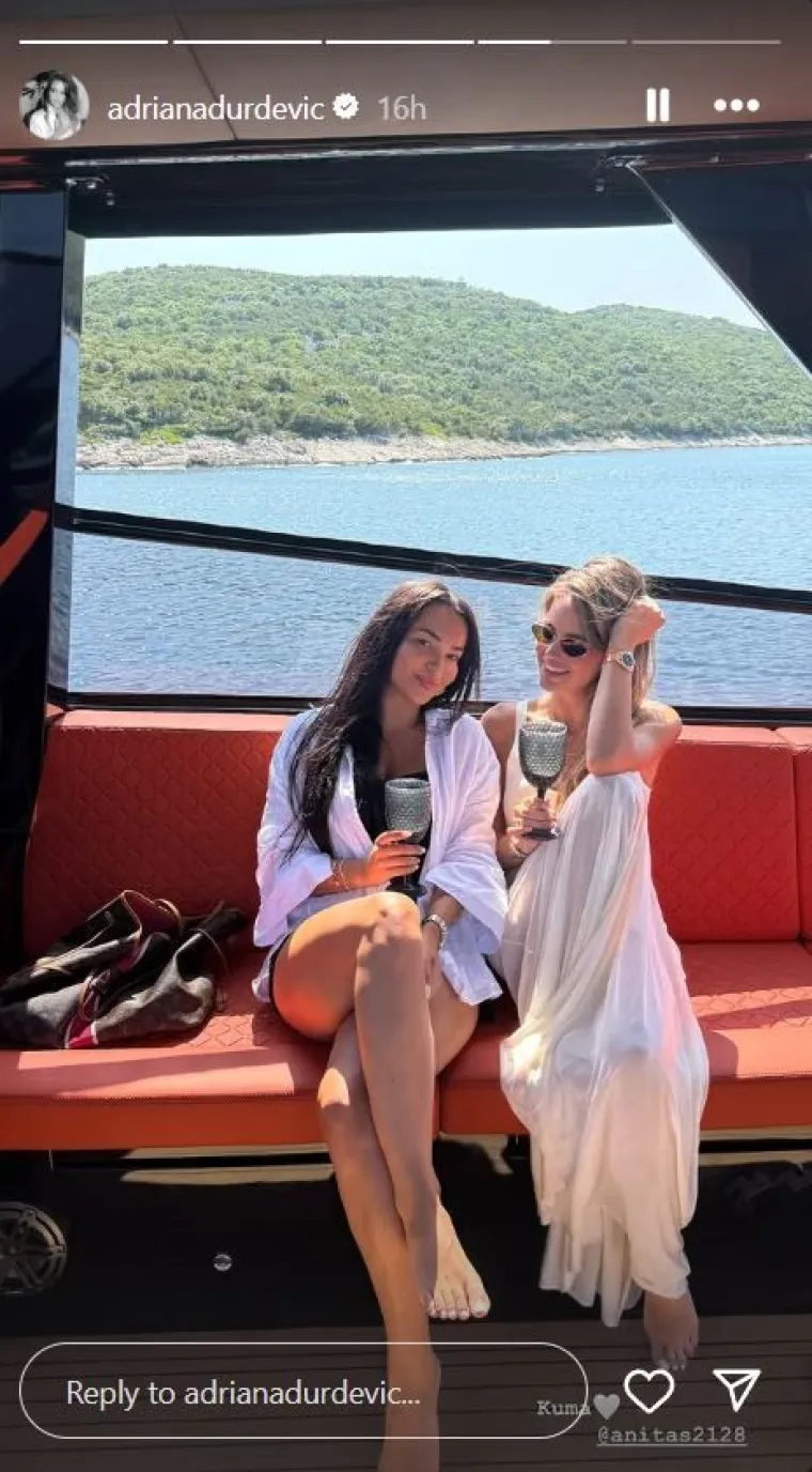 Supruga Dejana Lovrena uživala na jahti: Rijetko ju viđamo, ali izgleda bolje nego ikad