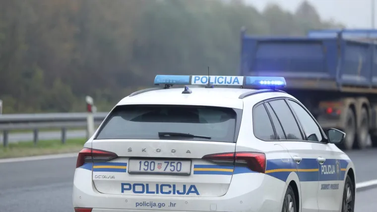 Tragedija u blizini Gračaca: Jedna osoba poginula u sudaru motora i auta