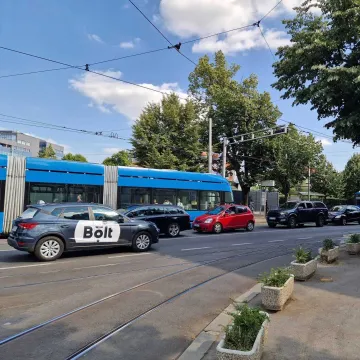 Zastoj tramvaja u centru Zagreba zbog prolaska štićene kolone. Građani ljuti
