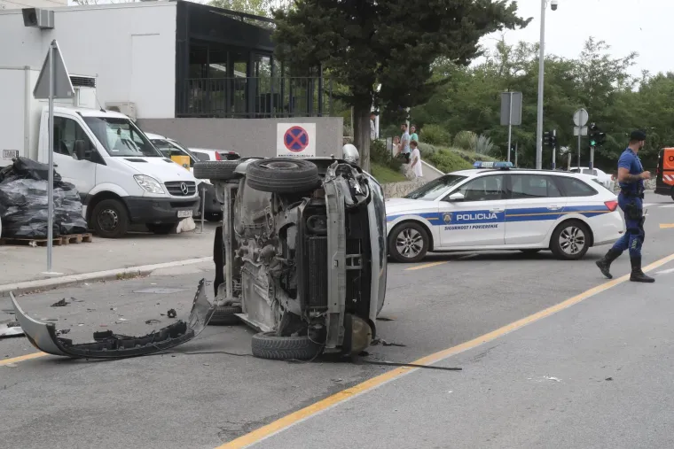 Krš i lom na jugu zemlje: Auto se prevrnuo, ženu odvezli u bolnicu