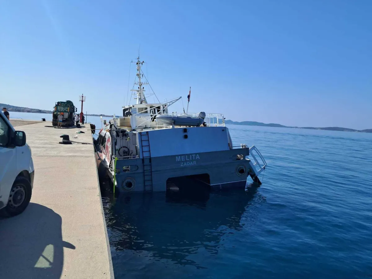 Nakon noći strave katamaran Melita sigurno dotegljen u luku Gaženica