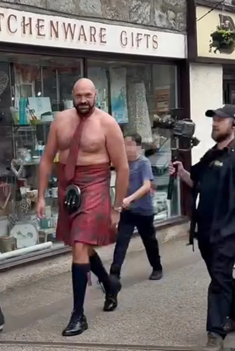 Je li on stvarno 'prolupao'? Tyson Fury prošetao se po gradu samo u kiltu, fanovi ga opsjedali