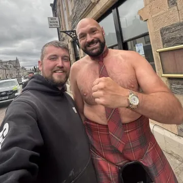 Je li on stvarno 'prolupao'? Tyson Fury prošetao se po gradu samo u kiltu, fanovi ga opsjedali