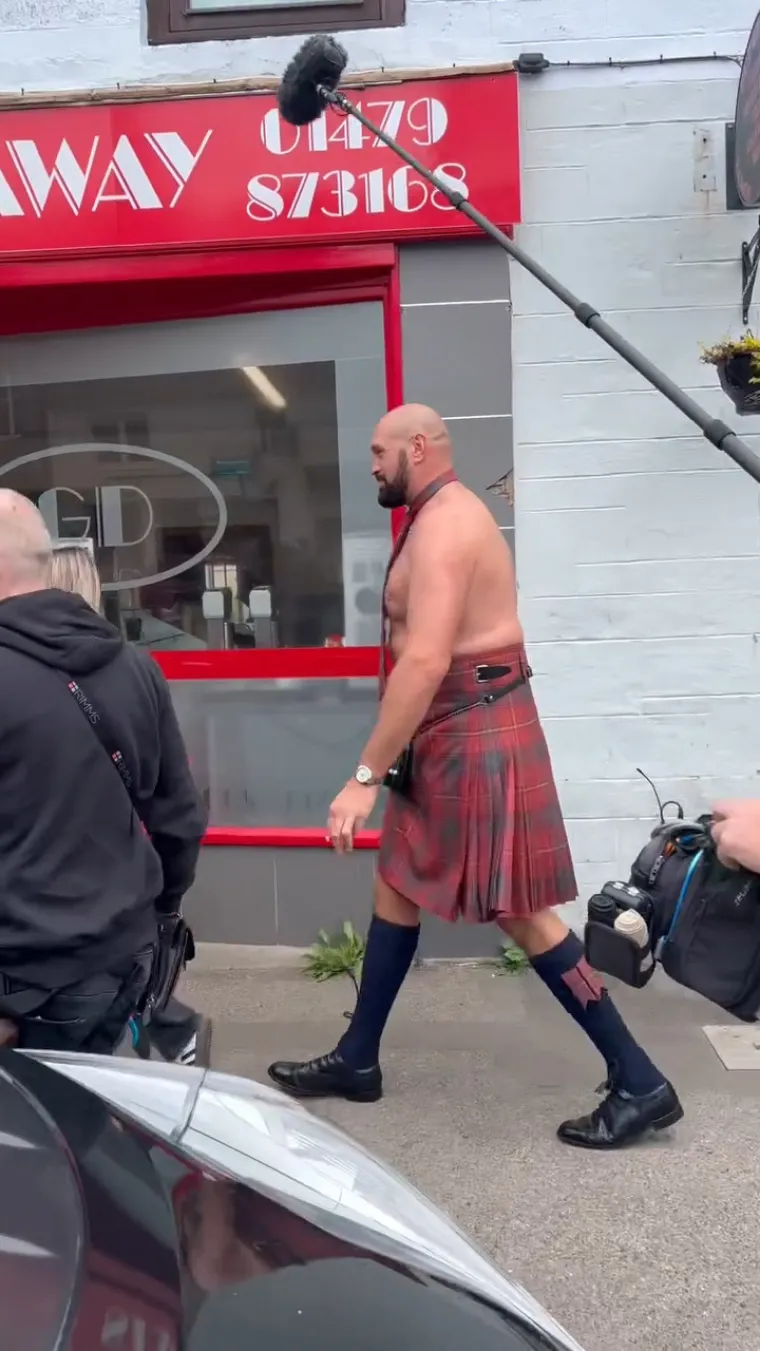 Je li on stvarno 'prolupao'? Tyson Fury prošetao se po gradu samo u kiltu, fanovi ga opsjedali