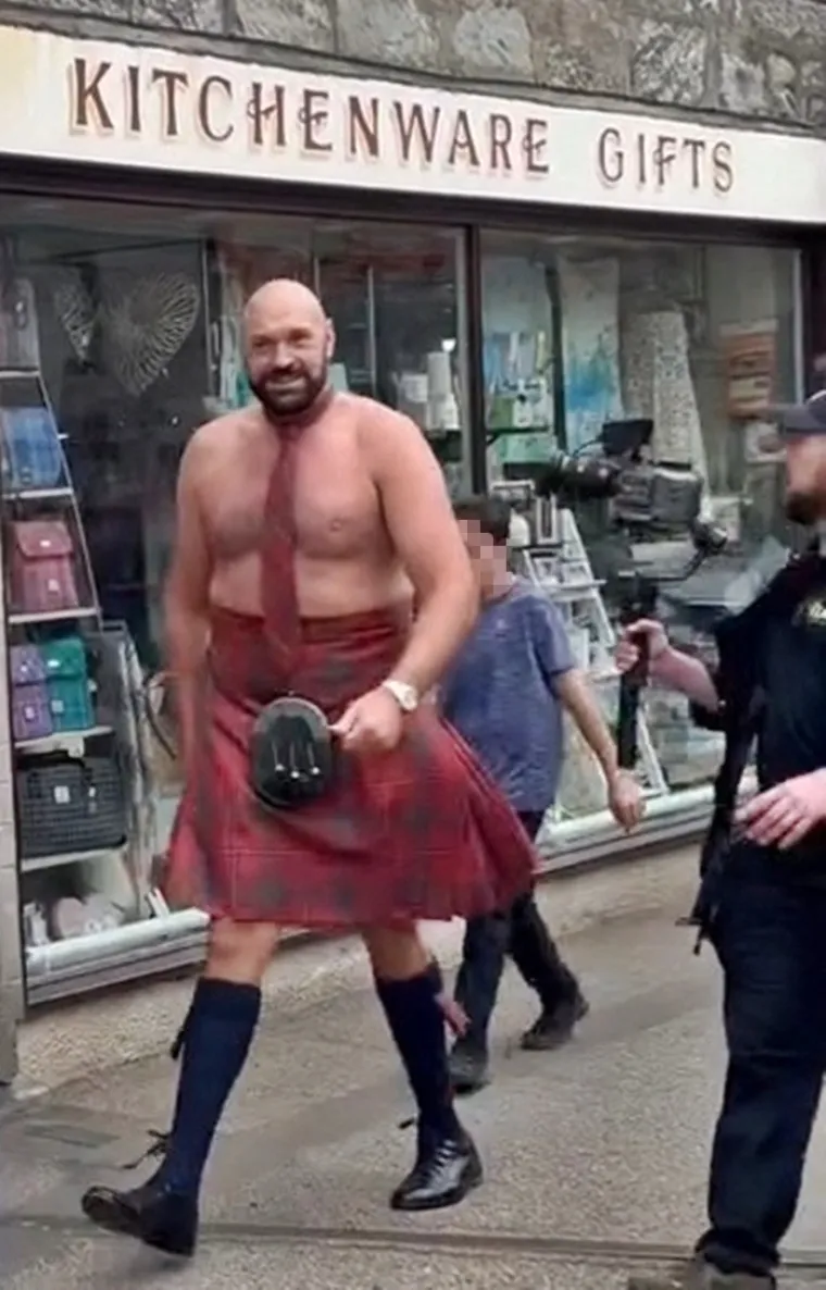 Je li on stvarno 'prolupao'? Tyson Fury prošetao se po gradu samo u kiltu, fanovi ga opsjedali
