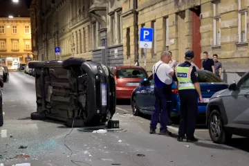 Strava u centru Zagreba: Zabio se u pet vozila, iz automobila mu ispala boca alkohola?