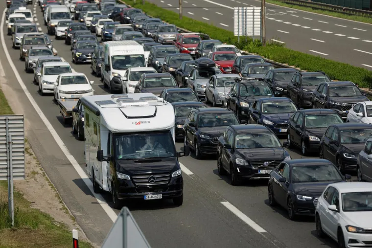 Udarni početak ljeta: Pogledajte kolone kod Lučkog prema moru, usporeno na A1