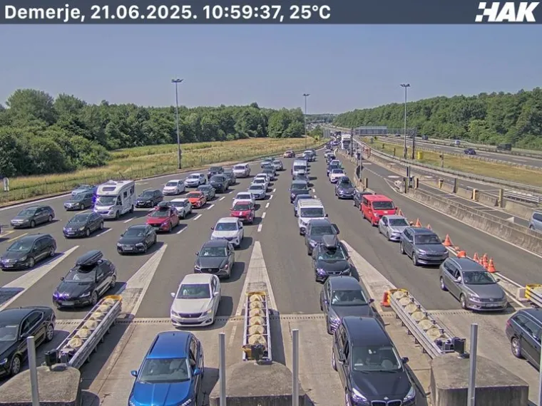 Udarni početak ljeta: Pogledajte kolone kod Lučkog prema moru, usporeno na A1