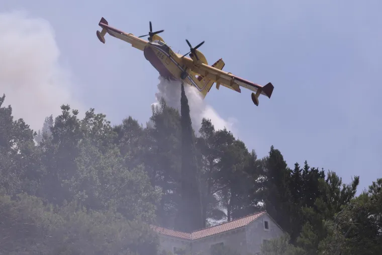 Buknuo novi požar u Splitu, kod Omiša i dalje vatrena stihija: 'Borimo se za svaku kuću'
