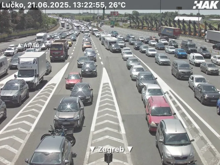 Udarni početak ljeta: Pogledajte kolone kod Lučkog prema moru, usporeno na A1