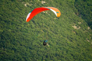 Pao paraglajder: Ozlijeđena osoba prevezena u bolnicu