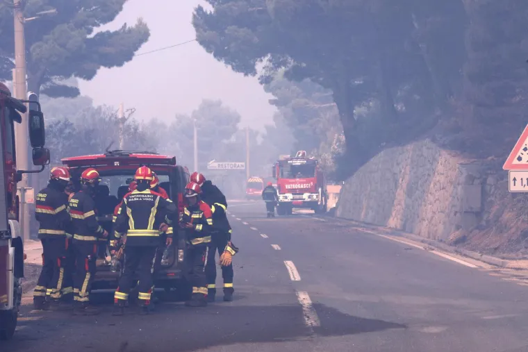 Buknuo novi požar u Splitu, kod Omiša i dalje vatrena stihija: 'Borimo se za svaku kuću'