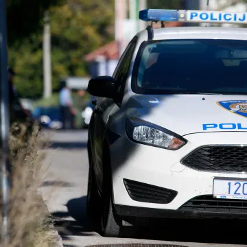 Vozio unatrag pa zakačio stup javne rasvjete, pogledajte koliko je imao promila u krvi