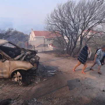 Vatrena stihija kod Makarske: Kuće i vozila u pepelu, policija traga za piromanima na quadovima?