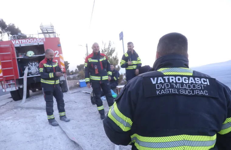 Vatrogasci kod Omiša noćas spriječili nekoliko manjih propaljivanja