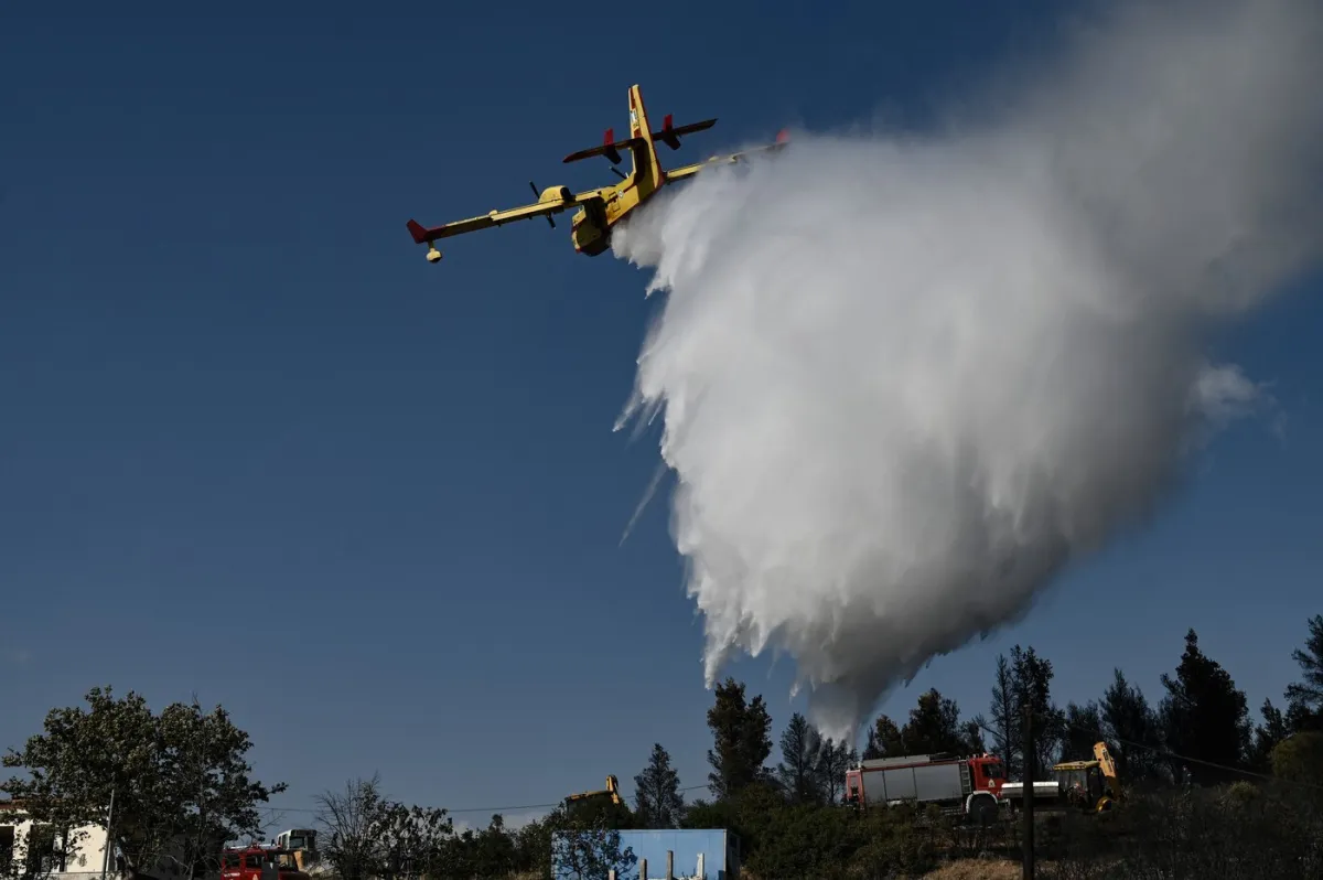 Bjesne požari u Grčkoj, borba se vodi na tri fronta: Evakuirano 16 naselja, sumnja se na podmetanje