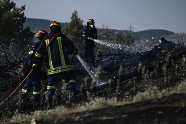 Bjesne požari u Grčkoj, borba se vodi na tri fronte: Evakuirano 16 naselja, sumnja se na podmetanje