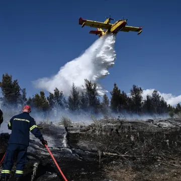Bjesne požari u Grčkoj, borba se vodi na tri fronta: Evakuirano 16 naselja, sumnja se na podmetanje