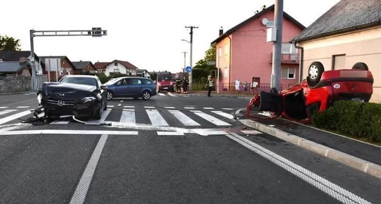 Strašan sudar u Međimurju, auto završio na krovu: Slovenka u Mercedesu napravila veliku grešku