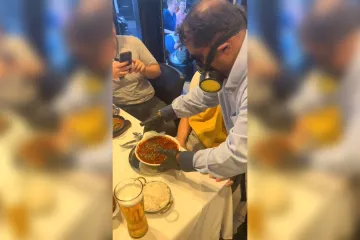 Usudio se kušati jelo koje poslužuju uz gasmaske, već nakon prve žlice je gorko požalio