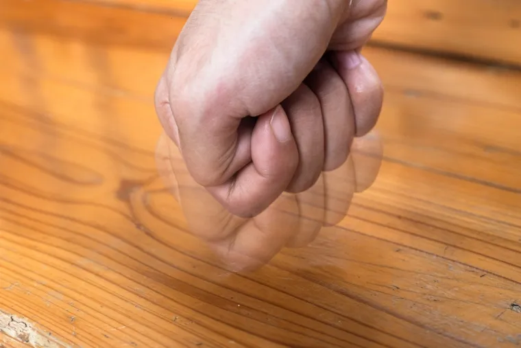 Znate li zašto kucamo tri puta u drvo? Iza tog praznovjerja krije se mračna priča o duhovima