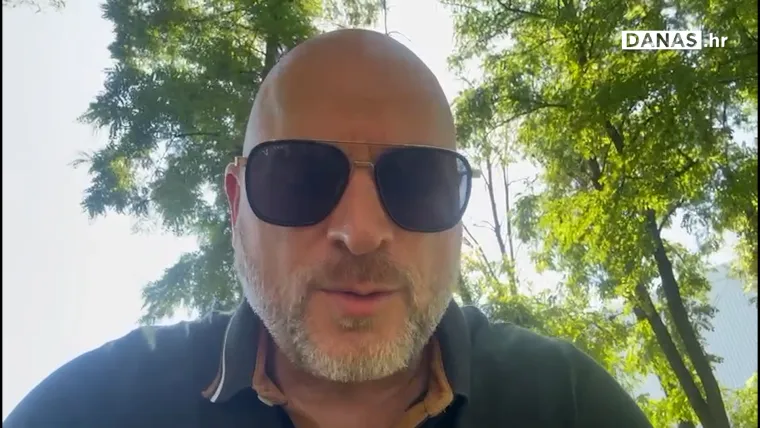 Neviđeni gaf srpske glazbene legende: 'Nije te sram? Kraljica popila malo više'
