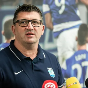 Osijek se okupio, Rožman najavio Europu, a sportski direktor šokirao: 'Ponuđeno nam je 750 igrača'