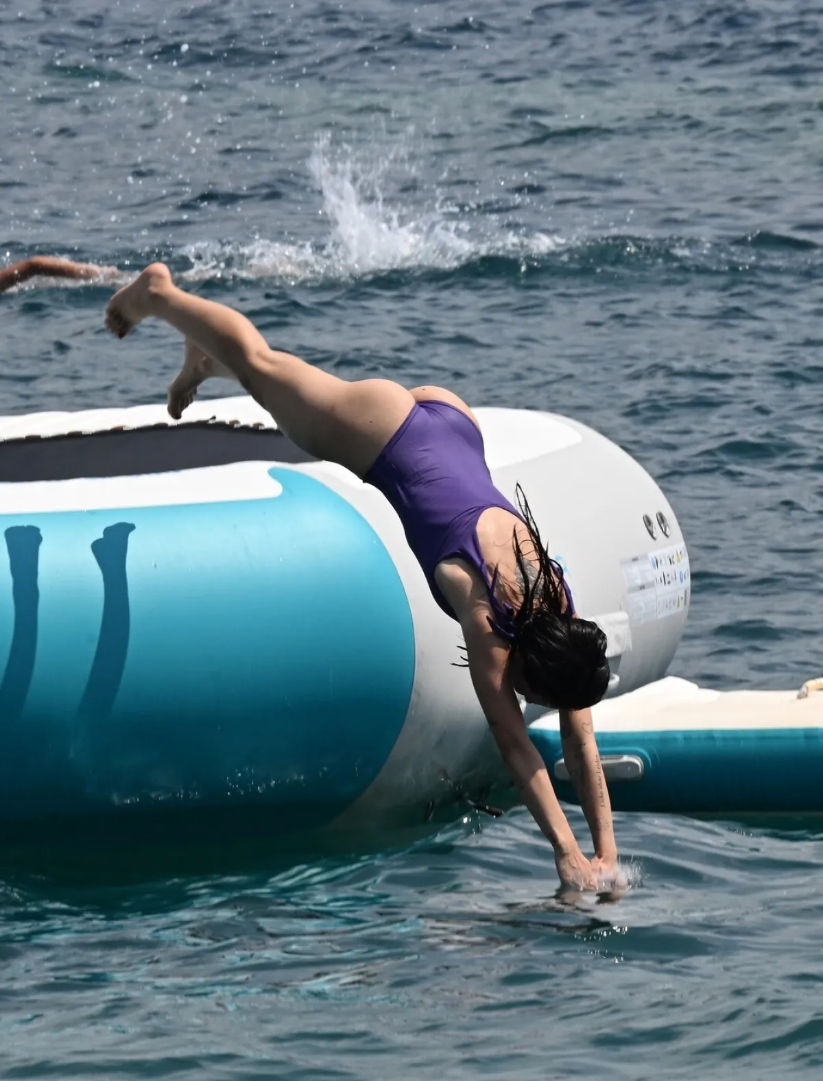 Kći Erosa Ramazzottija nestašna na plaži: Njezin strastveni poljubac oborio bi svakog muškarca