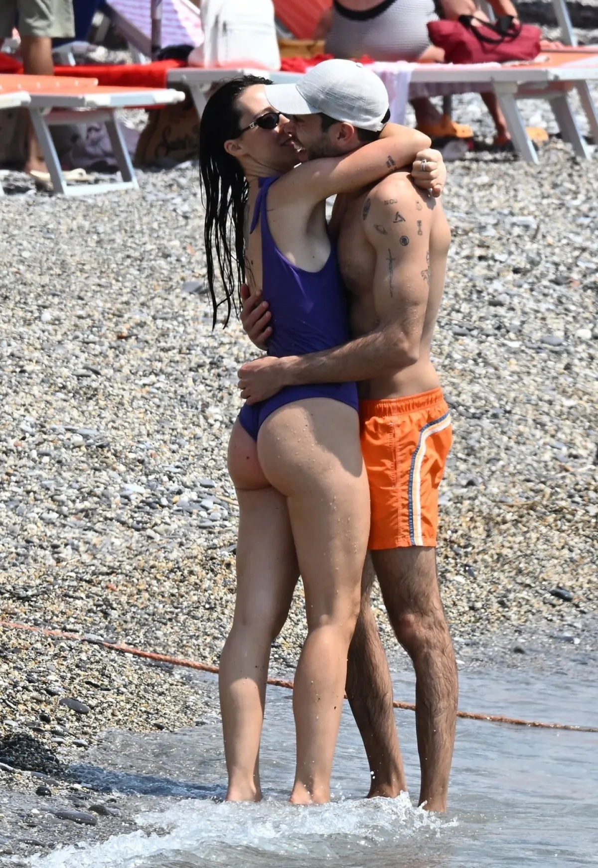 Kći Erosa Ramazzottija nestašna na plaži: Njezin strastveni poljubac oborio bi svakog muškarca