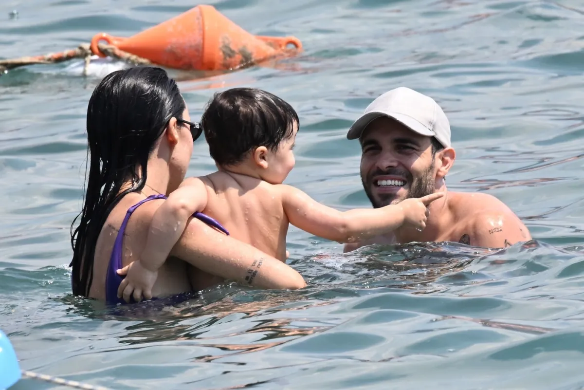Kći Erosa Ramazzottija nestašna na plaži: Njezin strastveni poljubac oborio bi svakog muškarca