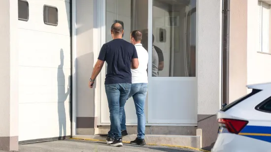 Snimka dovođenja bivšeg supruga na pretres kuće
