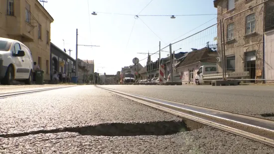 Rupe u asfaltu u centru Osijeka: Nedavno obnovljena cesta ponovno se sanira, građani ogorčeni