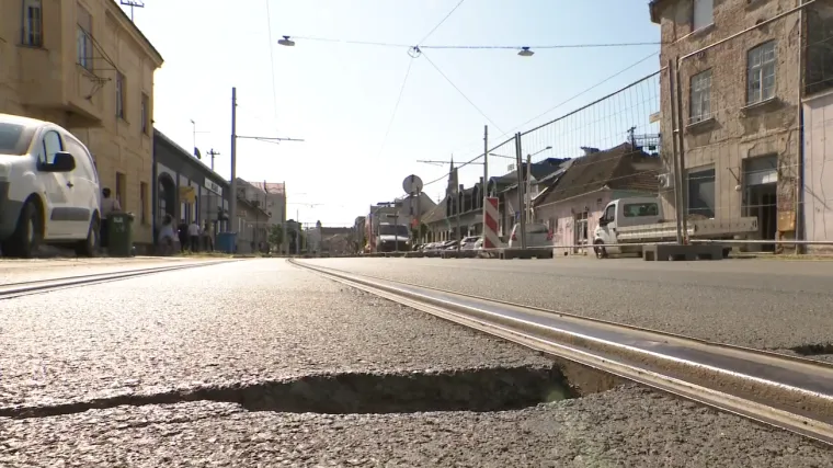 Rupe u asfaltu u centru Osijeka: Nedavno obnovljena cesta ponovno se sanira, građani ogorčeni