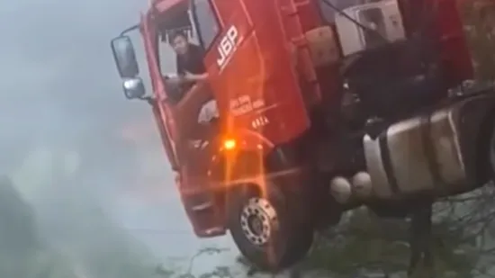 Most se urušio u najnesretnijem trenutku i i zarobio vozača kamiona u kabini iznad provalije