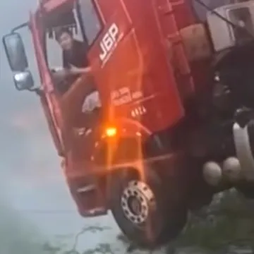 Most se urušio u najnesretnijem trenutku i i zarobio vozača kamiona u kabini iznad provalije
