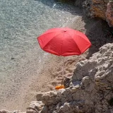Stravična nesreća na plaži: Suncobran probio spasiteljicu, morali ga rezati pilom da je odvedu u bolnicu