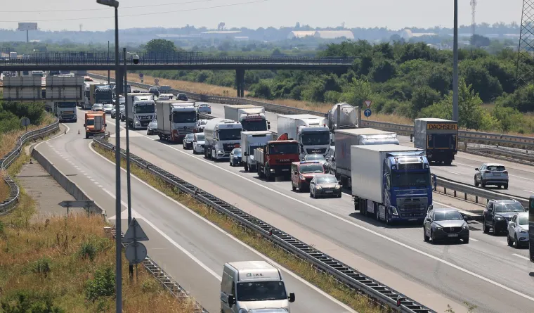 Prometna nesreća na zagrebačkoj obilaznici, prevrnuo se kamion pun tereta. Sve se rasulo po cesti