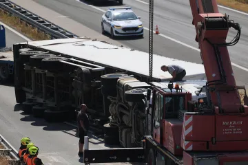 Kamion pun tereta prevrnuo se na zagrebačkoj obilaznici, stvorile se ogromne kolone