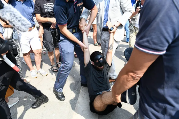 Kaos na ulicama Venecije uoči vjenčanja milijardera: Građane odvodi policija, veliki neredi u centru