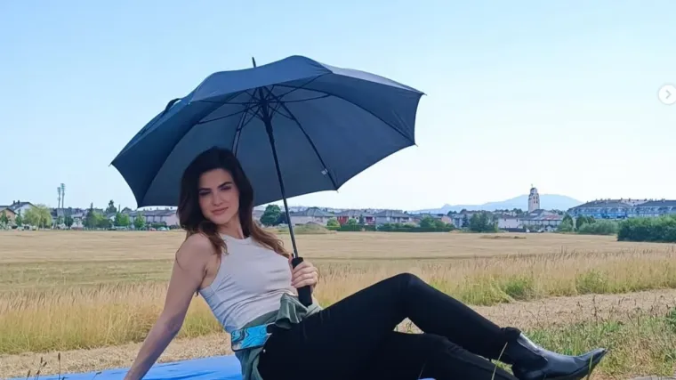 Arija Rizvić s kišobranom na +35: Uskoro druga sezona hit serije, glumica pokazala ekskluzivne prizore